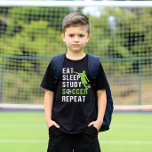 Eet Slaap Voetbal Herhaal Jongen Student Voetballe T-shirt<br><div class="desc">Cool idee voor voetbal met ons 'Eat Sleep Study Soccer Repeat'-t-shirt. Ideaal voor toegewijde spelers en fans, dit ontwerp belichaamt de cyclus van toewijding aan het prachtige spel. Bereid je voor en laat je toewijding zien op en naast het veld! Verhoog uw voetbalspel met ons exclusieve t-shirt! 'Eat Sleep Study...</div>