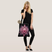 Eetherische lotusbloem - lichtroze zwarte yoga tote bag (Op model)