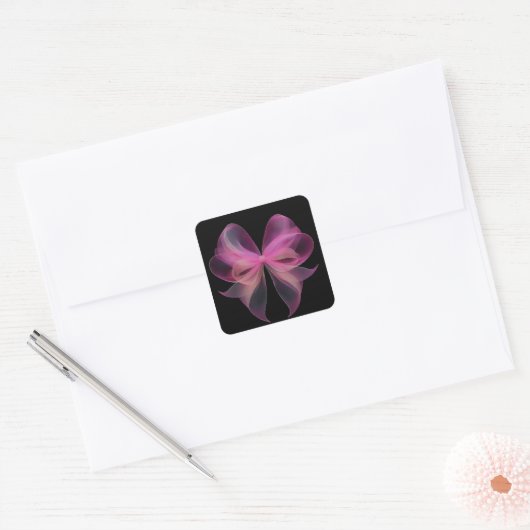 Eetherische Roze Tule Bow op Zwarte Achtergrond Vierkante Sticker (Envelop)