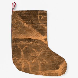 eeuwenoud ontwerp op de grotmuur. geschiedenis van kleine kerstsok