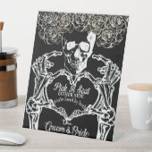 Eeuwige Elegantie Kies een stoel Reclamebord Met Voetstuk (Insitu)