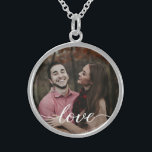 "Eeuwige Liefde" gepersonaliseerde foto Ketting<br><div class="desc">Creëer een eeuwige herinnering met het "Eeuwige Liefde" gepersonaliseerde foto Ketting, een geschenk dat ze voor altijd zal koesteren. Dit ketting is een voortreffelijk en oprecht gebaar dat u toelaat om het samen met uw favoriete foto aan te passen en een moment vast te leggen dat jullie beiden dierbaar is....</div>