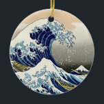 Eeuwige Sereniteit: De Grote Golf Ukiyo-e Keramisch Ornament<br><div class="desc">Dompel jezelf onder in de tijdloze schoonheid van Hokusai's iconische meesterwerk met ons "Eeuwige Sereniteit" ornament. Deze Japanse Ukiyo-e houtsnede print van The Great Wave in Kanagawa is met precisie en zorg gemaakt en komt tot leven in de kleinste details. De gladde, scherpe focus legt elke nuance vast, waardoor je...</div>
