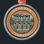 Efeze Turkije Illustratie Travel Art Badge Metalen Ornament<br><div class="desc">Efeze in een vectorkunststijl. Efeze is een oude stad in de Centraal-Egeïsche regio van Turkije,  in de buurt van het hedendaagse Selçuk. De opgegraven overblijfselen weerspiegelen eeuwen geschiedenis,  van het klassieke Griekenland tot het Romeinse Rijk.</div>