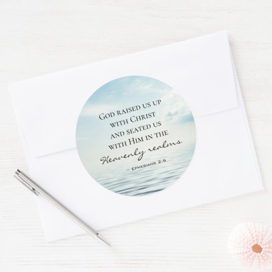Efeziërs 2:6 God heeft ons opgevoed met Christus B Ronde Sticker (Envelop)