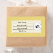 Effen buff geel met monogram etiket (Insitu)