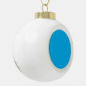 Effen helderblauwe achtergrond keramische bal ornament (Links)