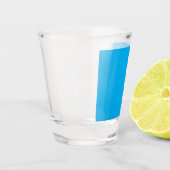 Effen helderblauwe achtergrond shot glas (Links)