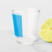 Effen helderblauwe achtergrond shot glas (Rechts)