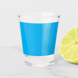 Effen helderblauwe achtergrond shot glas