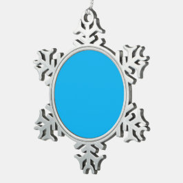 Effen helderblauwe achtergrond tin sneeuwvlok ornament