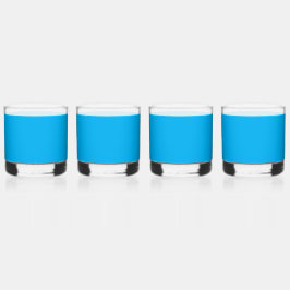 Effen helderblauwe achtergrond whisky glas