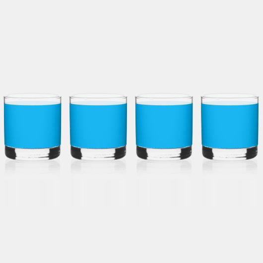 Effen helderblauwe achtergrond whisky glas (Voorkant)