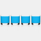 Effen helderblauwe achtergrond whisky glas (Links)