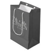 Effen kleur houtskool - Mr & Mrs bruiloft cadeaus Medium Cadeauzakje (Voorkant Gekanteld)