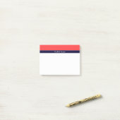 Effen koraalrode, marineblauwe lint naammonogram post-it® notes (Op bureau)
