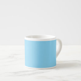 Effen lichtblauwe achtergrond egaal gekleurd espresso kop
