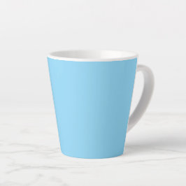 Effen lichtblauwe achtergrond egaal gekleurd latte mok