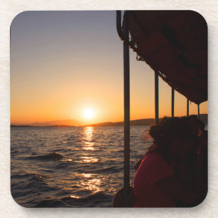 Egeïsche levensstijl op boot bij zonsondergang in  bier onderzetter