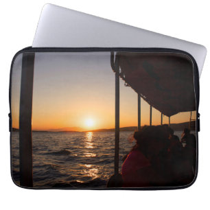 Egeïsche levensstijl op boot bij zonsondergang in laptop sleeve