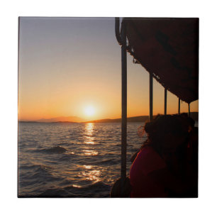Egeïsche levensstijl op boot bij zonsondergang in  tegeltje