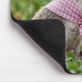 Egel die een gele narcis ruikt muismat (Hoek)