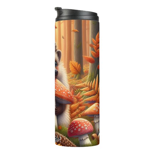 Egel die een paddenstoel vasthoudt in de herfst thermosbeker (Geroteerd rechts)