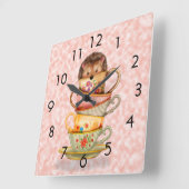 Egel en kleurrijke Teacups op roze wandklok (Hoek)