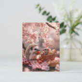 Egel en muis delen aardbeien - Picnic Briefkaart (Staand voorkant)