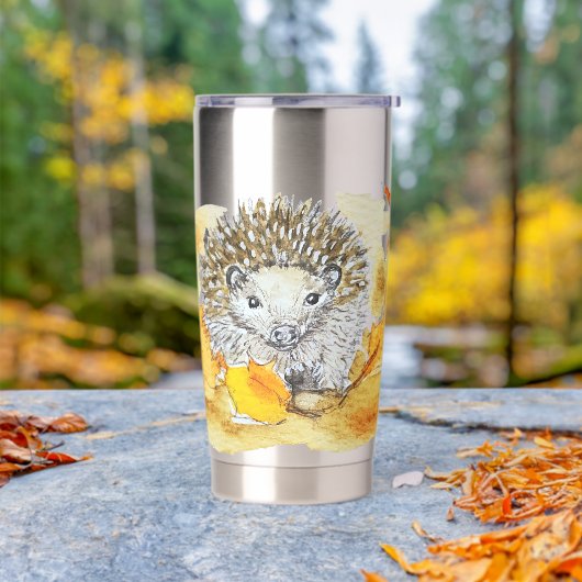 Egel In Herfstbladeren Geïsoleerde Drinkbeker (Buiten)