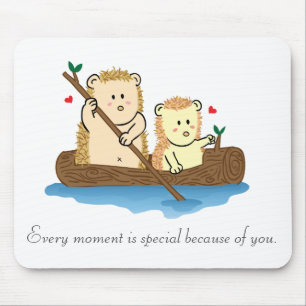 Egel-koppel dat op een houten boot vaart muismat