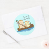 Egel-koppel dat op een houten boot vaart ronde sticker (Envelop)