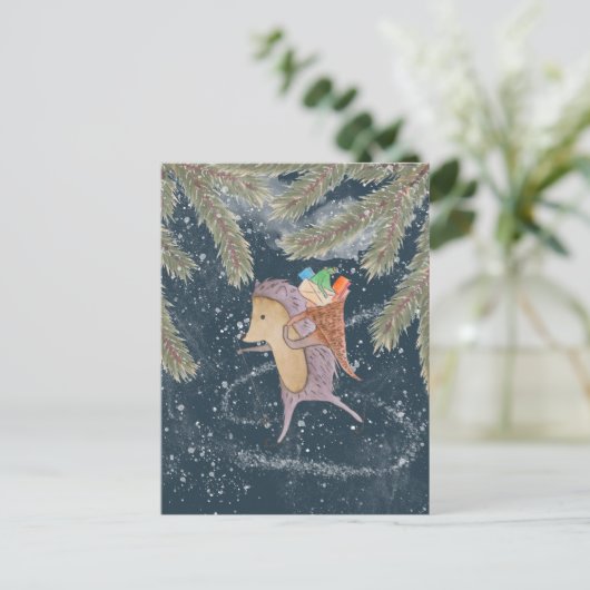 Egel op ski's. Mandje met cadeau op de schouder Briefkaart (Staand voorkant)