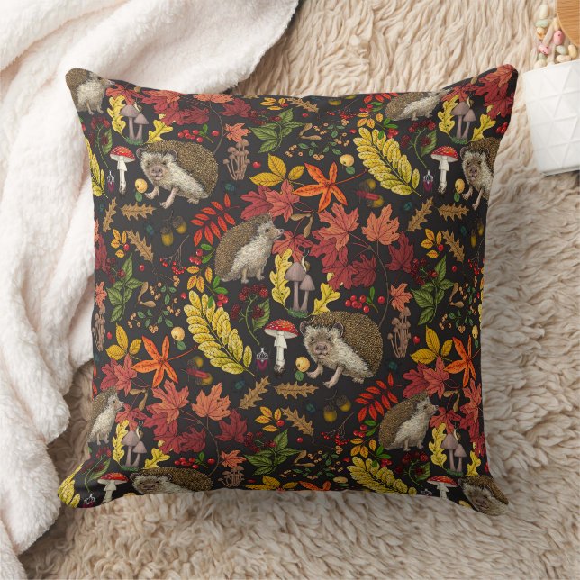 Egels en herfst bosflora op zwart kussen (Deken)