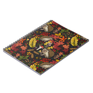Egels en herfst bosflora op zwart notitieboek