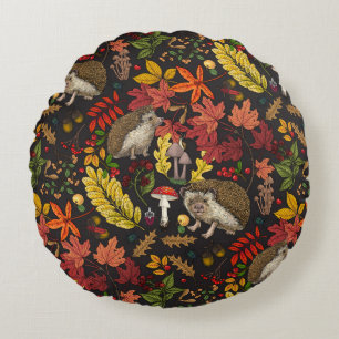 Egels en herfst bosflora op zwart rond kussen