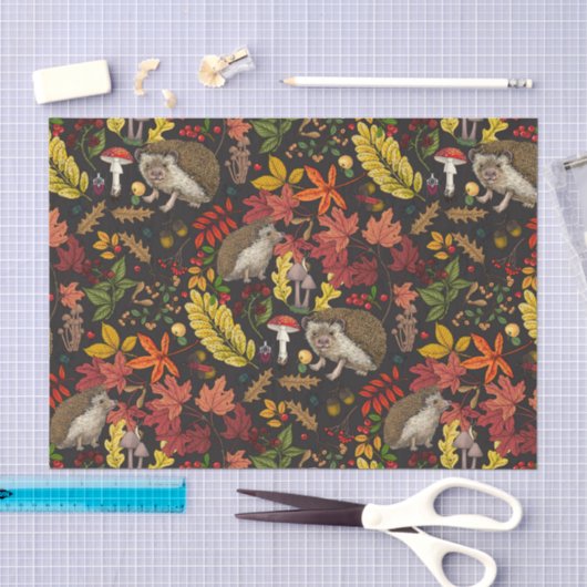 Egels en herfst bosflora op zwart tissuepapier (Craft)