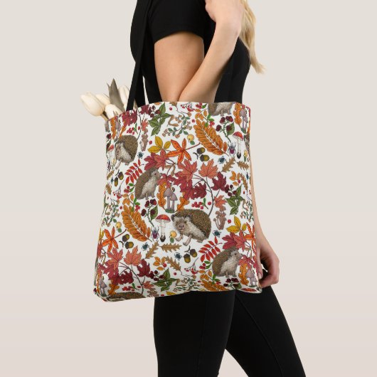 Egels en herfstbosflora op ivoor tote bag (Dichtbij)