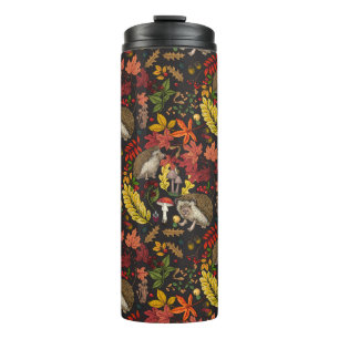 Egels en herfstbosflora op zwart thermosbeker