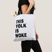 Egg Trending Funny Humor Deze dooier is wakker Tote Bag (Dichtbij)
