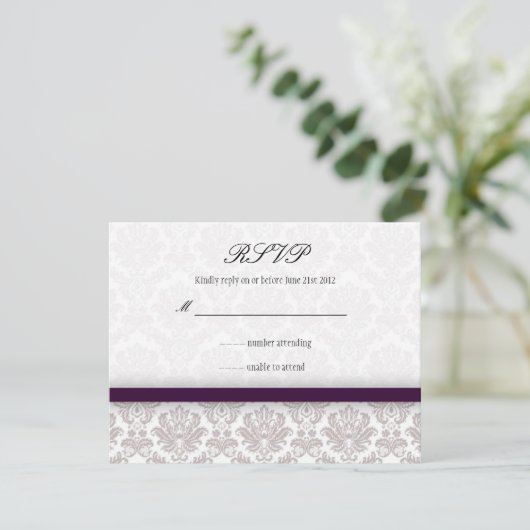 Eggplant Paarse Damask Bow Wedding RSVP (Staand voorkant)