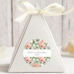 Eggshell en Blush Floral Wedding Oval Sticker<br><div class="desc">Zachte waterverf Eggshell en Blush Floral. Pas uw gegevens snel en eenvoudig aan met uw gegevens. Druk op de knop Aanpassen. Overeenkomende objecten om je collectie te voltooien zijn beschikbaar in onze Zazzle winkel!</div>