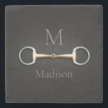 Eggstut Snaffle Bit Monogrammed Equestrian Stenen Onderzetter<br><div class="desc">Voor equestrians en paardenliefhebbers is dit onderzetter voorzien van een trompe l'oeil illustratie van een koperen mondbillen snaffle bit tussen je monogram en je naam.</div>