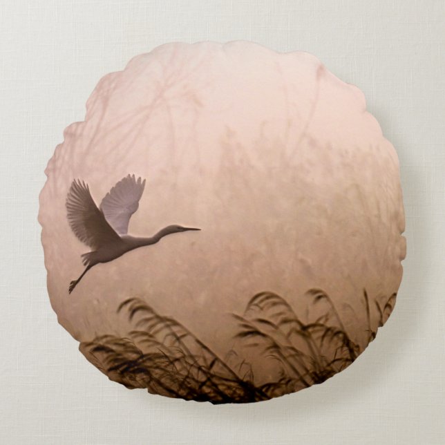 Egret Flying in Fog bij Sunrise Round Pillow Rond Kussen (Voorkant)