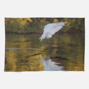 Egret in vlucht boven Golden Pond Theedoek