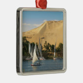Egypte, Aswan, Nile River, Felucca-zeilboten, 2 Metalen Ornament (Rechts)