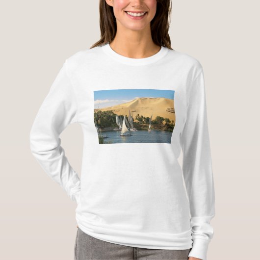 Egypte, Aswan, Nile River, Felucca-zeilboten, 2 T-shirt (Voorkant)