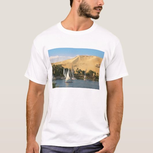 Egypte, Aswan, Nile River, Felucca-zeilboten, 2 T-shirt (Voorkant)