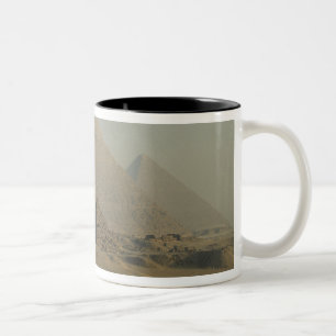 Egypte, Giza, Giza Piramide Complex, Giza Plateau Tweekleurige Koffiemok