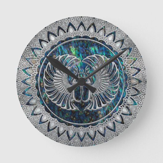 Egyptian Scarab Beetle Silver and Abalone Ronde Klok (Voorkant)